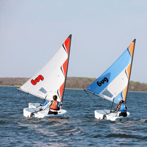 Kinder segeln Vor dem Wind um Laser BUG