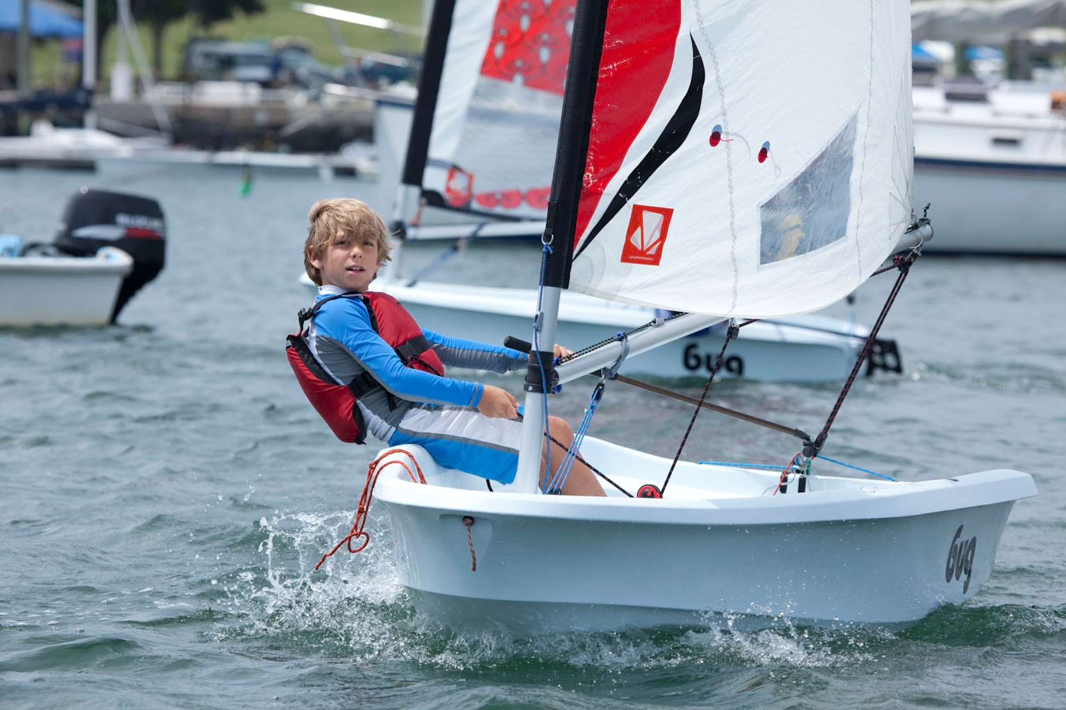 Junge beim BUG Segeln beim Training im Hafengebiet