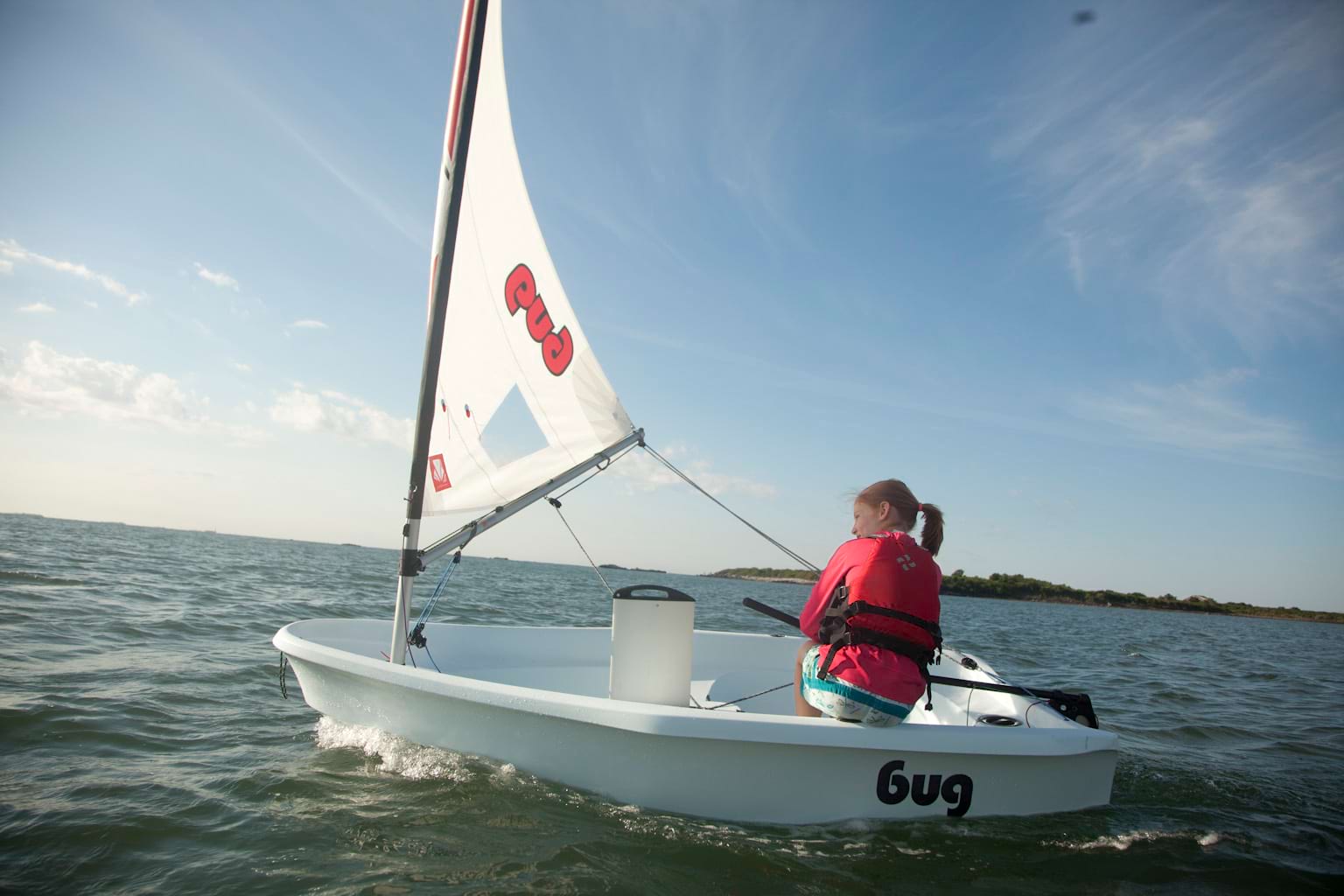 Mädchen beim BUG Segeln Vorwind im Abendlicht