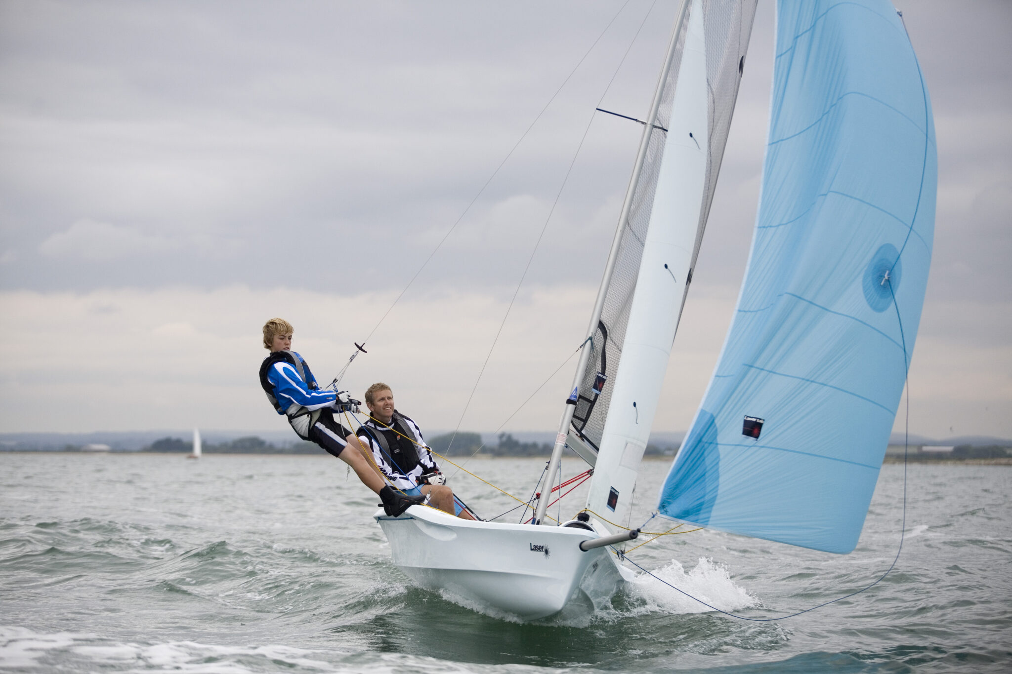 Vater und Sohn beim VAGO Segeln mit Trapez und Gennaker bei mittleren Winden