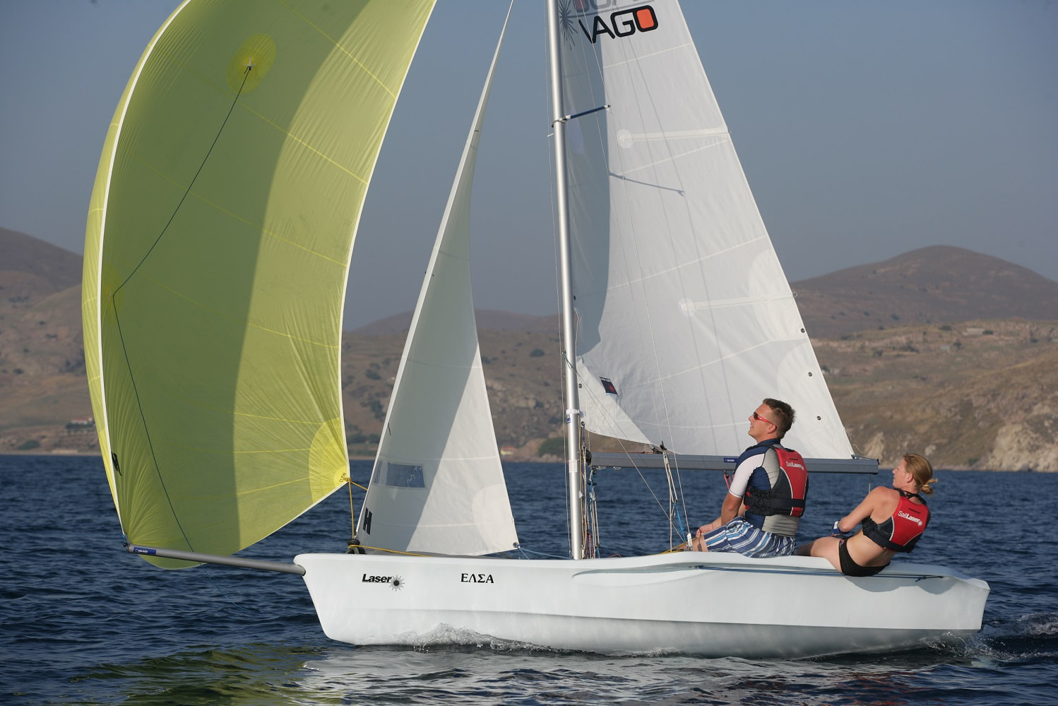 Pärchen beim VAGO Segeln mit Gennaker bei mittleren Winden