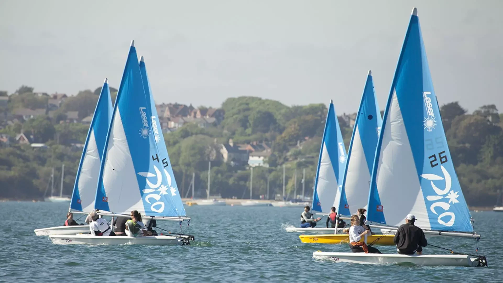 Segeljolle Pico nur unter Großsegel mit Zweimann-Crew segeln in der Flotte.