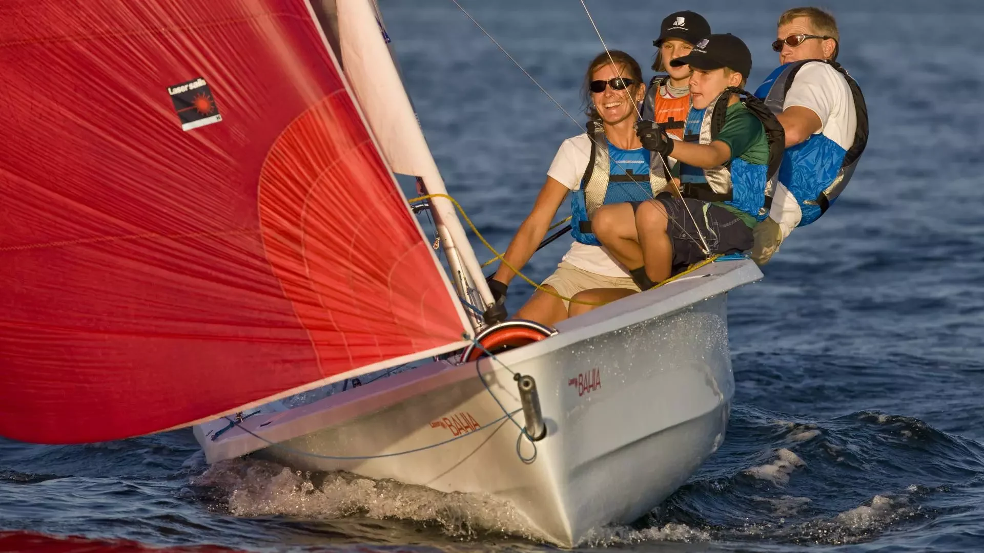 Segeln mit der Familie auf einer Bahia unter Gennaker bei Mittelwind